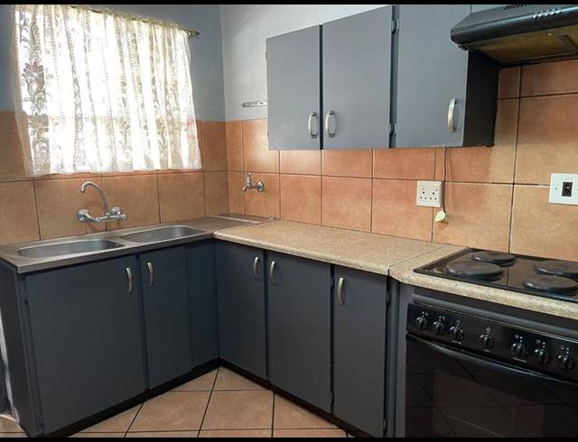 2 BEDROOM TOWNHOUSE FOR SALE IN VANDERBIJLPARK CW 3